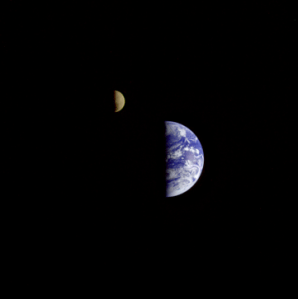 Earth-Moon, Voyager i